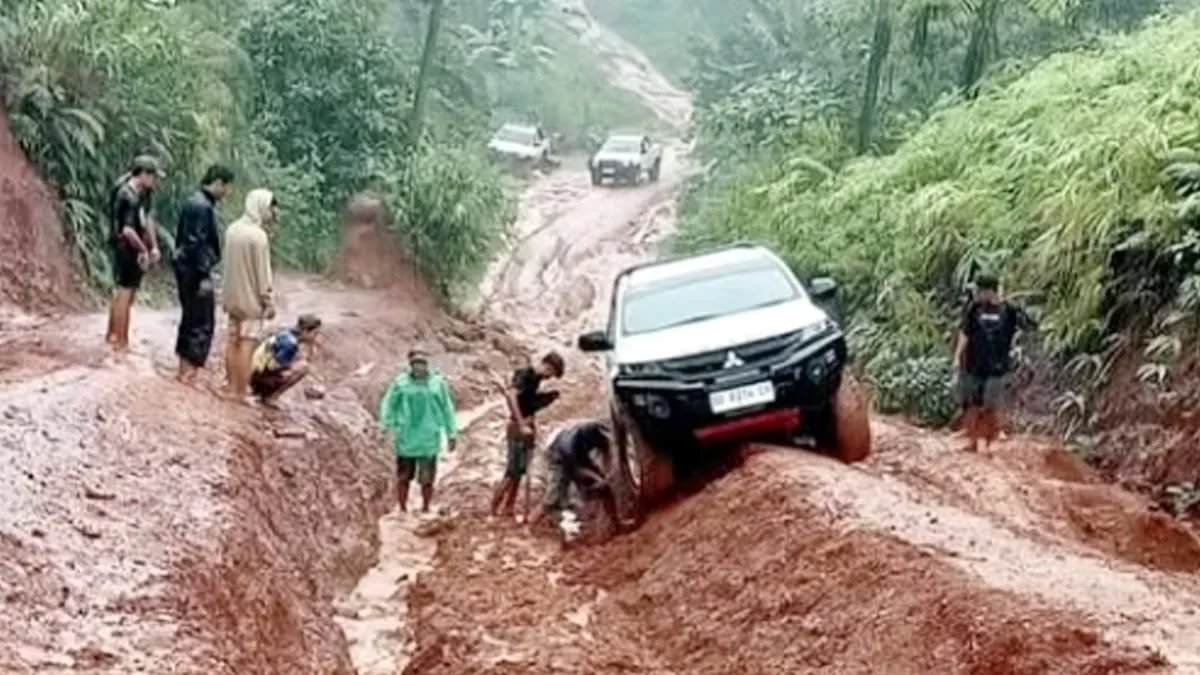 Kodisi jalan Desa Padang Capo.