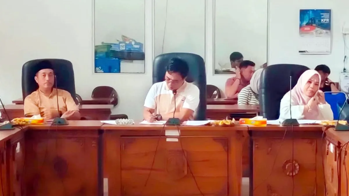 Plt. Sekretaris DPRD, Ayub David Pranoto, memimpin langsung rapat persiapan paripurna HUT RI ke 80.