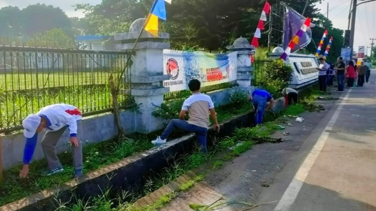 Plt. Sekwan Kabupaten Kepahiang, Ayub David Pranoto, S.Sos., M.A.P tuun langsung dalam aksi Jumat bersih.