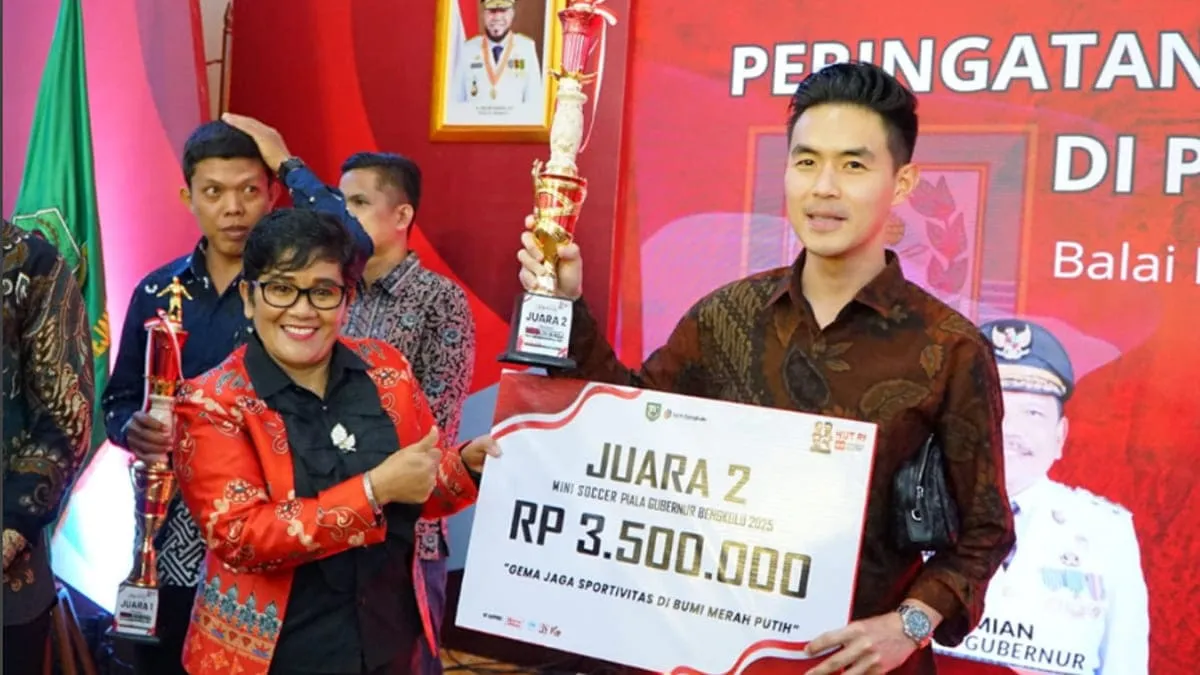 Runner Up, Owner Lapangan King Soccer dan Kapten Kingster FC, Andy Joanes saat menerima piala.