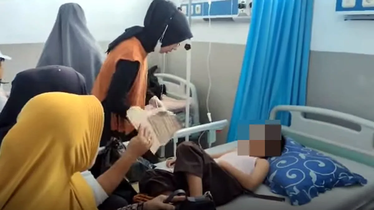 Salah seorang siswa mendapat penanganan medis diduga keracunan usai santap MBG di Kabupaten Lebong. Foto Istimewa