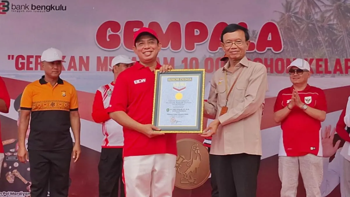 Walikota Bengkulu, Dedy Wahyudi saat menerima penghargaan Gempala Cetak Rekor MURI yang juga tercatat sebagai yang pertama di dunia.