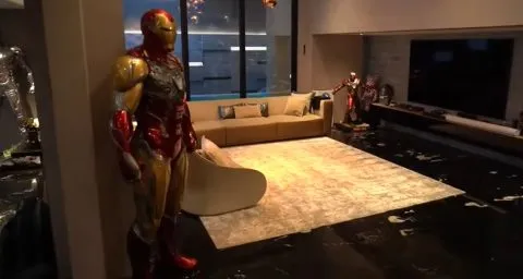 koleksi robot iron man di rumah ahmad sahroni