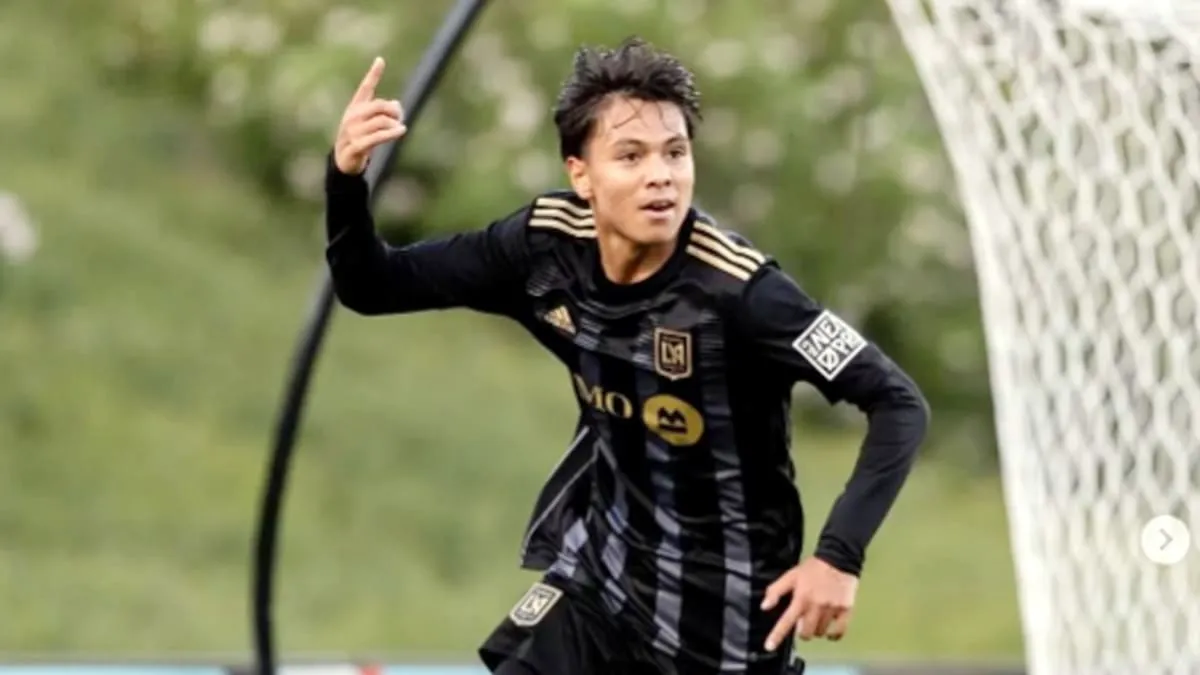 Adrian Wibowo jadi sorotan usai dipanggil Timnas Indonesia. Pemain Los Angeles FC itu bisa membela Garuda tanpa perlu naturalisasi. Foto: Instagram garudafansbook