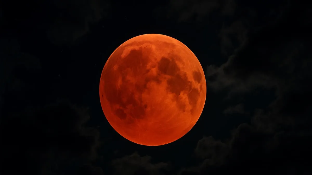 Fenomena langka gerhana bulan total atau Blood Moon 7-8 September 2025 dapat disaksikan secara langsung maupun melalui live streaming.