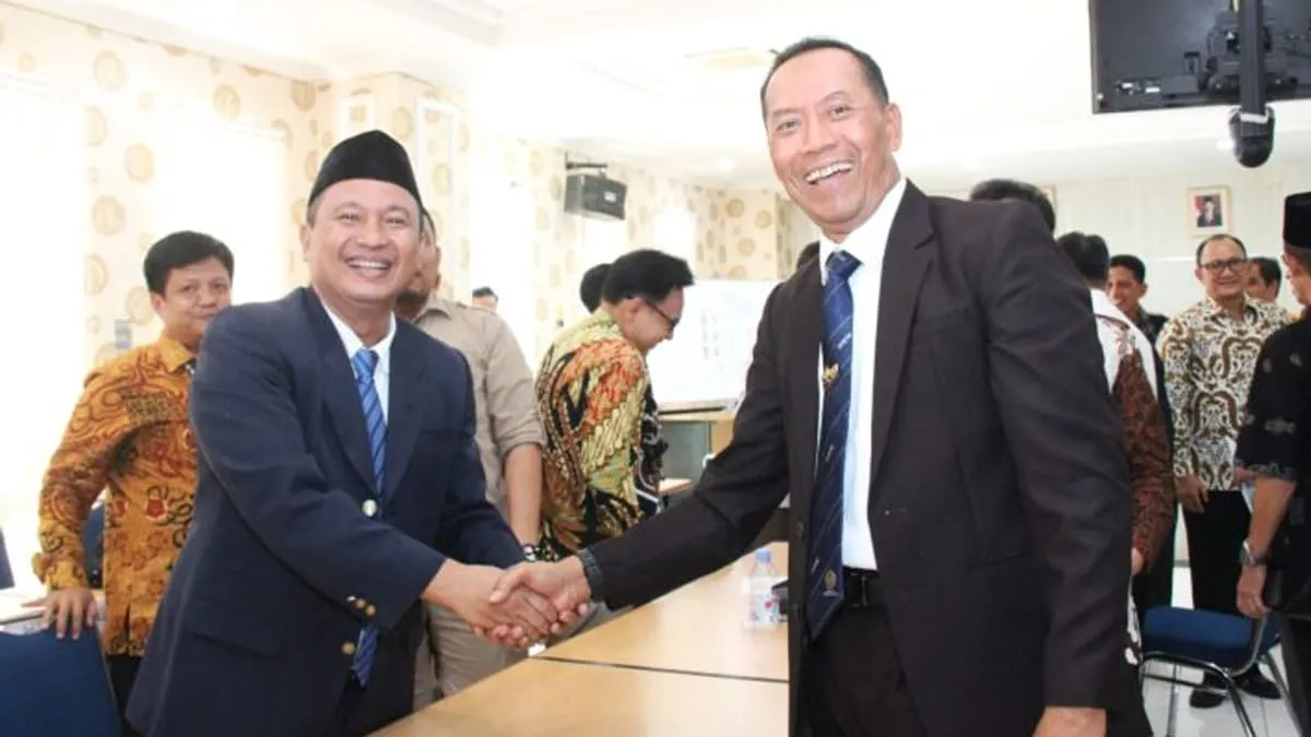 Hasil Pemilihan Rektor UNIB 2025-2029, Dr. Indra Cahyadinata, SP, M.Si terpilih sebagai rektor baru Universitas Bengkulu. Wakil Menteri Pendidikan Tinggi, Sains, dan Teknologi, Prof. Dr. Fauzan, M.Pd memberikan ucapan selamat kepada Rektor UNIB terpilih. Foto Dok Humas UNIB