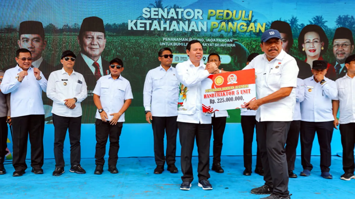 Ketua DPD RI Sultan B. Najamudin, menyerahkan lima Handtraktor secara simbolis untuk Pemprov Bengkulu, Sabtu 27 September 2025.