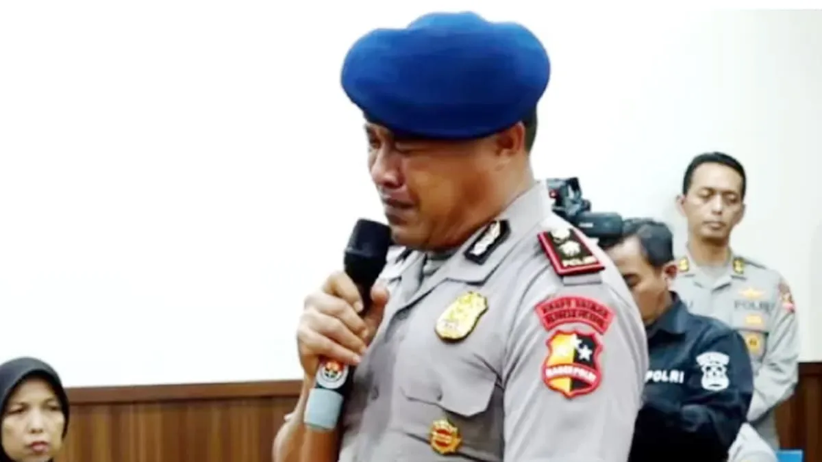 Kompol Kosmas K Gae saat menyampaikan duka mendalam kepada keluarga korban di sidang etik. Ia menegaskan tak pernah berniat membuat Affan celaka hingga meninggal. Foto: Screenshot - Ngenelo.net