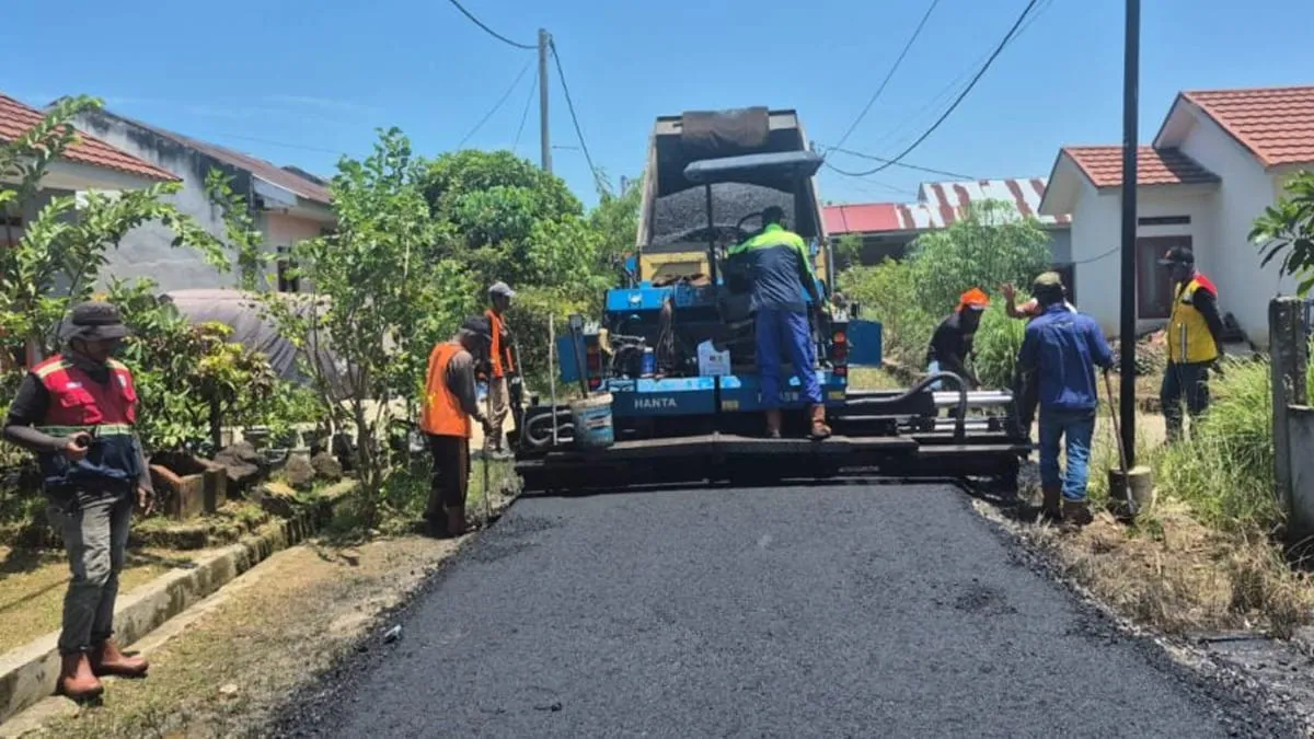 Melalui dinas PUPR, Pemkot Bengkulu melakukan pengaspalan Jalan Perumahan Chantika Residence.