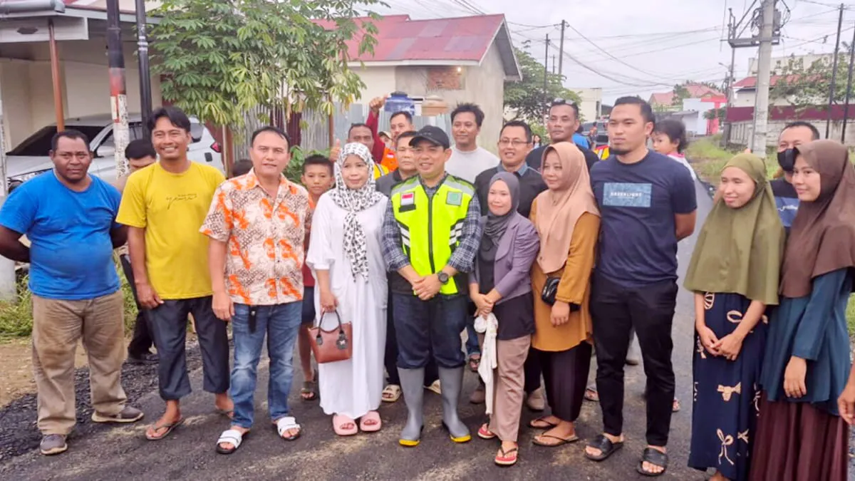 Walikota Bengkulu Dedy Wahyudi, Sabtu sore 20 September 2025, turun langsung ke Perumahan Cluster Cagiva. Jalan kota Bengkulu mulus merupakan prioritas Pemkot. Foto Dok Media Center Kota Bengkulu