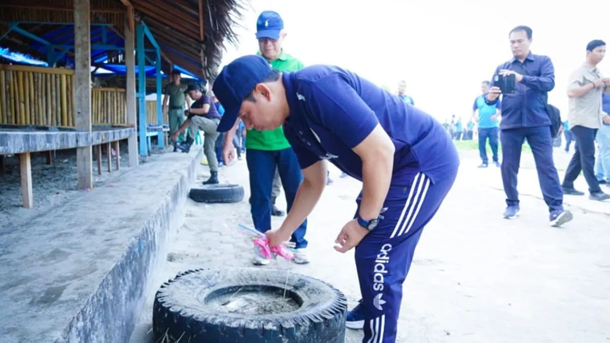 Walikota Bengkulu Dedy Wahyudi kesekian kalinya turun langsung turut memungut sampah di kawasan wisata Pantai Panjang. Foto Media Center Kota Bengkulu - Ngenelo.net