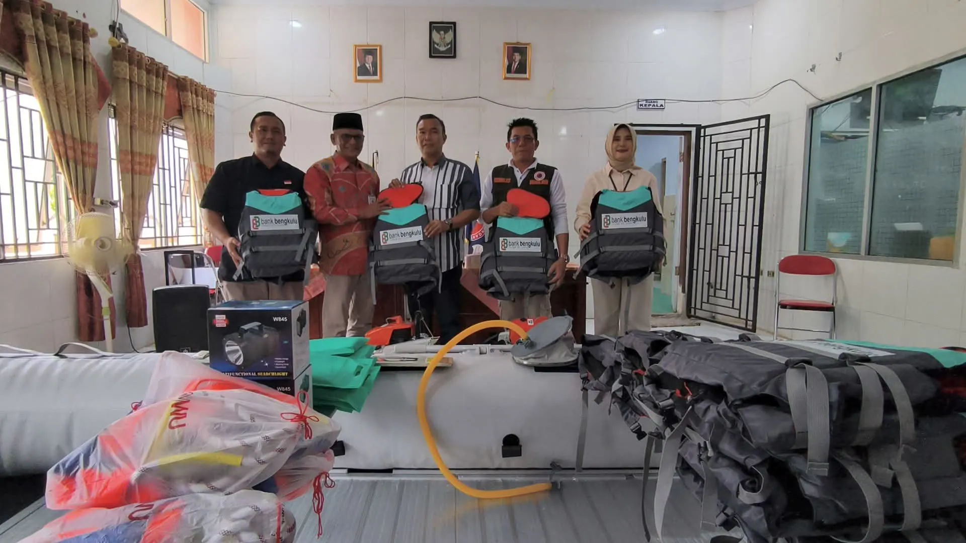 BPBD Kepahiang terima bantuan CSR Bank Bengkulu: perahu karet, chainsaw, pompa air, senter, senter kepala, harness panjat, jaket pelampung.