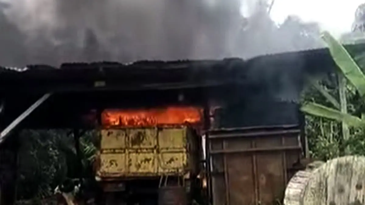 Warga Geruduk dan bakar bengkel milik oknum Polisi di Pondok Suguh.