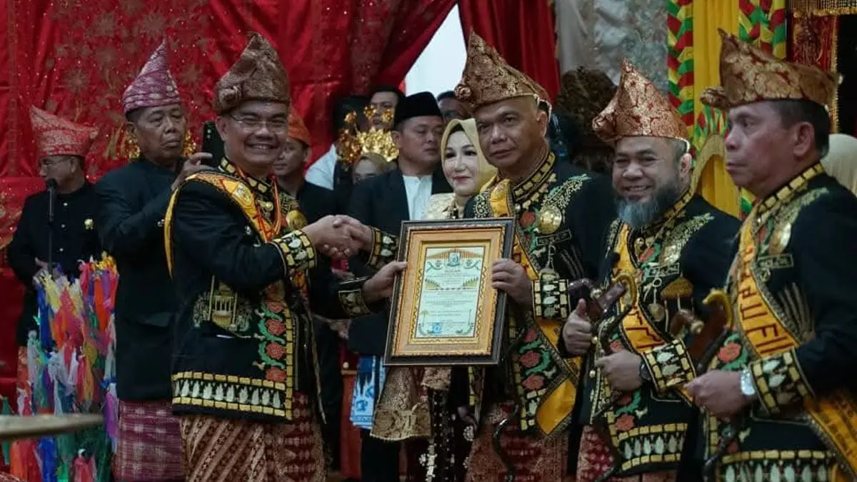 Gelar Adat Bengkulu dianugerahkan kepada sembilan tokoh, salah satunya Gubernur Bengkulu Helmi Hasan, SE