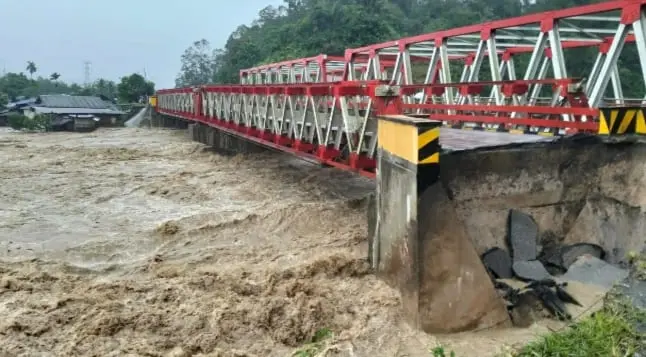 Banjir Sumut - Kondisi jembatan yang terputus akibat banjir di Kabupaten Tapanuli Utara, Sumatra Utara, Selasa 25 November 2025. Foto Dok BPBD Kabupaten Tapanuli Utara
