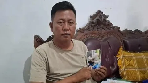 Teguh menunjukan foto bukti pernikahan istri diam diam (1)
