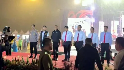 Wali Kota Makassar, Munafri Arifuddin berikan penghargaan dan apresiasi kepad 5 anggota polisi yang ungkap kasus penculikan Bilqis Ramdhani. Foto Dok Istimewa