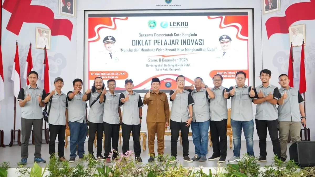 Walikota Bengkulu, Dedy Wahyudi saat foto bersama panitia (manden lamo).